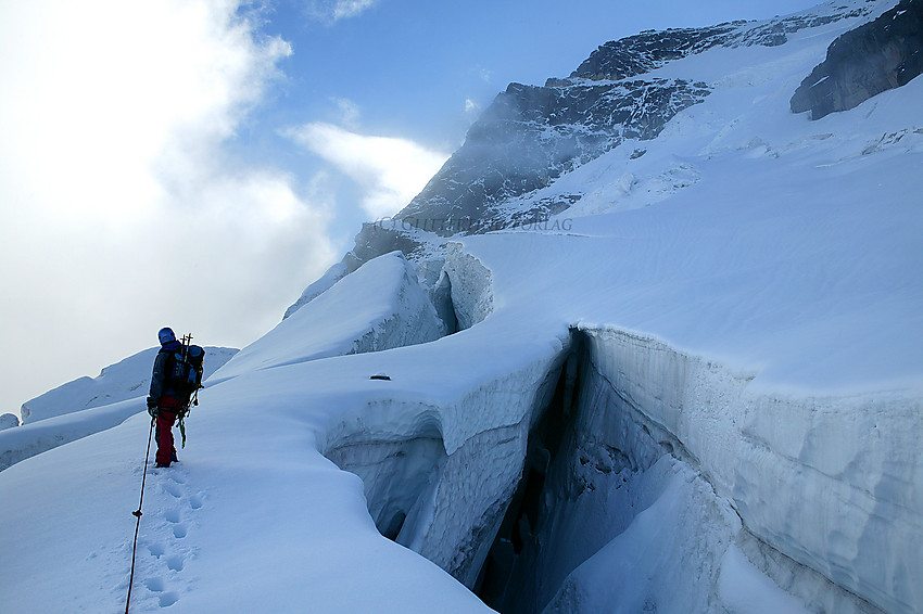 Brevandring blant store bresprekker på Gjertvassbreen i Hurrungane.