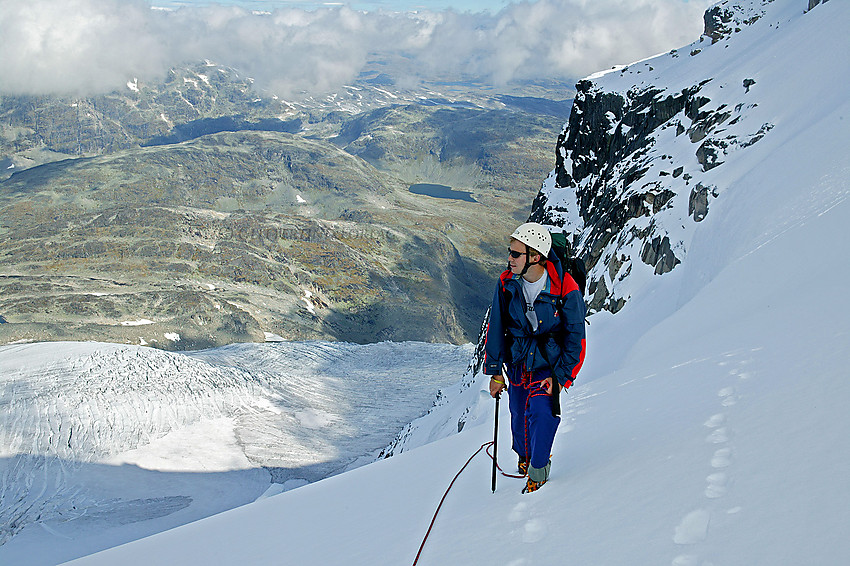 Brevandring på Gjertvassbreen i Hurrungane. I bakgrunnen Simlenosi.