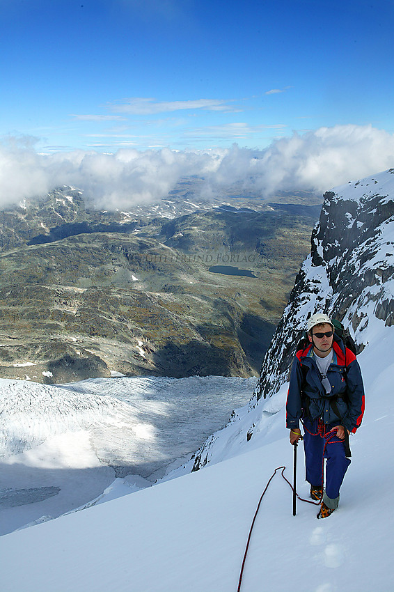 Brevandring på Gjertvassbreen i Hurrungane. I bakgrunnen bl.a. Simlenosi