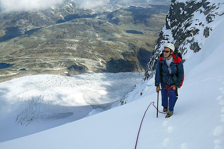 Brevandring på Gjertvassbreen i Hurrungane. Simlenosi er blant fjellene i bakgrunnen.