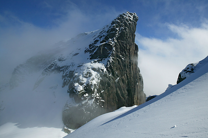 Karakteristiske Gjertvasstinden (2351 moh.) sett vestfra under oppstigningen til Store Styggedalstinden.