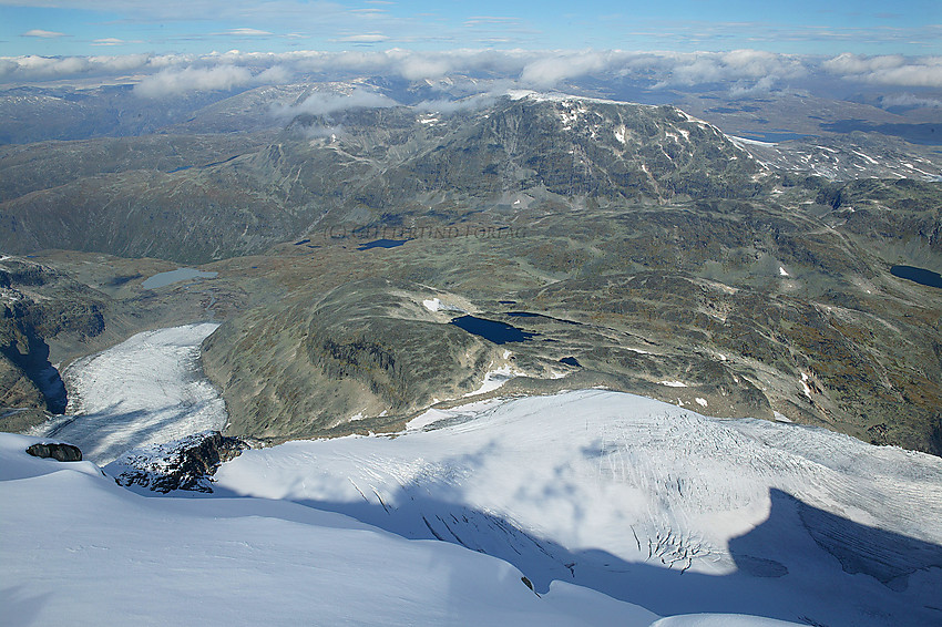 Utsikt fra Styggedalsryggen i nordlig retning mot bl.a. Steindalsnosi og Fannaråken. I forgrunnen langt nedenfor ses f.v. Styggedalsbreen og Gjertvassbreen.