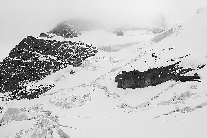 Brefallet på Gjertvassbreen fra Gjertvasskardet og ned fjellsiden.