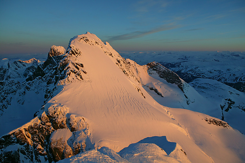 Drømmeutsikt fra Gjertvasstinden en grytidlig maimorgen mot Styggedalstindane (2387 moh.) og Store Skagastølstinden (2405 moh.) litt bakenfor. I forgrunnen Gjertvassbreen med herlige snøstrukturer.