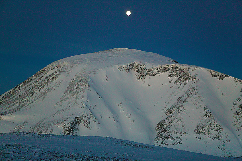 Fullmåne over Besshøe før soloppgang en januarmorgen sett fra Veslfjellet.