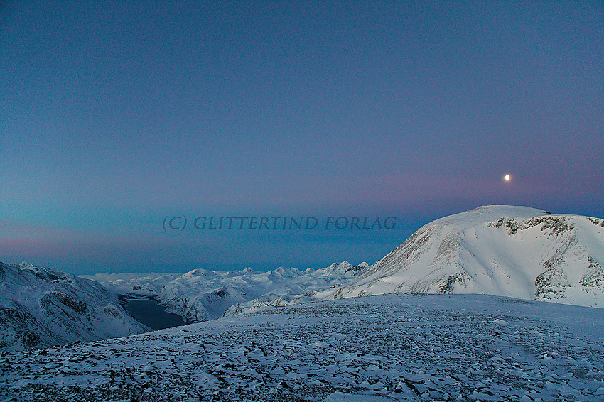 På Veslfjellet like før soloppgang en tidlig januarmorgen mot Gjende og Besshøe.