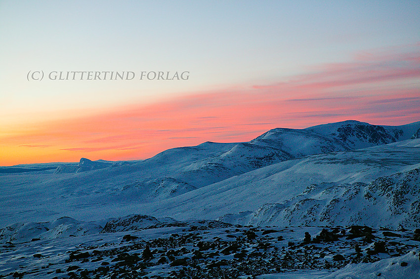 Fra Veslfjellet i grålysningen mot Valdresflye, Bitihorn og Rasletinden i sør.