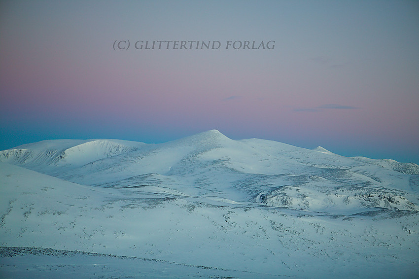 Fra Veslfjellet en grytidlig januarmorgen nordover mot Nautgardsoksle, Nautgardstinden og Stornubben,