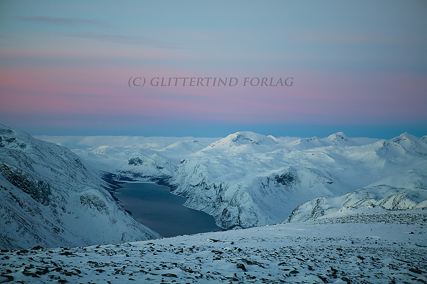 På Veslfjellet en grytidlig januarmorgen med utsikt vestover inn i Jotunheimen mot bl.a. Gjende, Memurutunga, Snøholstinden, Rauddalseggje og Skarddalseggje.