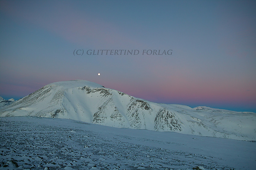 På Veslfjellet en grytidlig januarmorgen mot Besshøe.