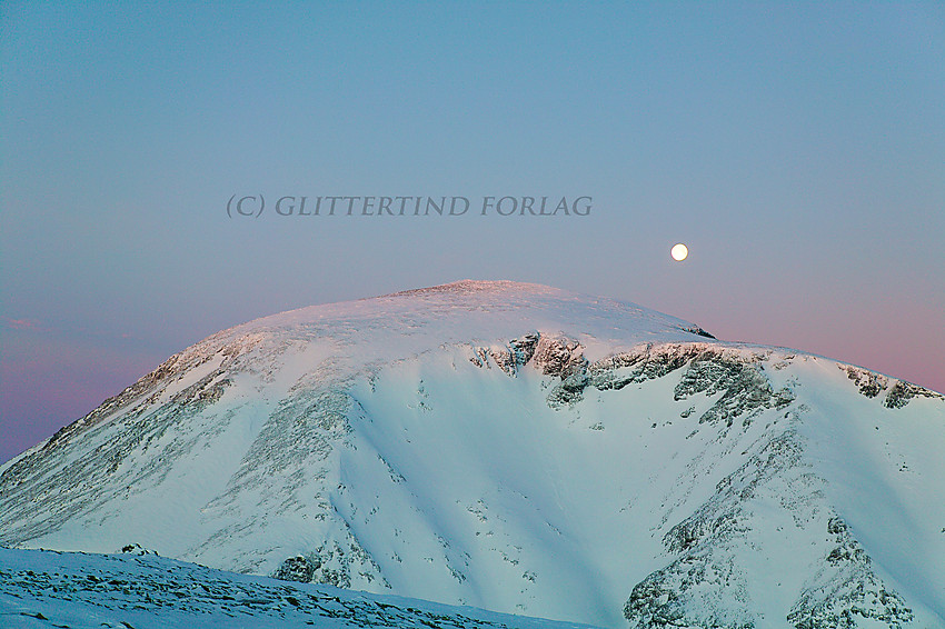 Fra Veslfjellet en grytidlig januarmorgen mot Besshøe idet de første solstrålene lander på toppen.