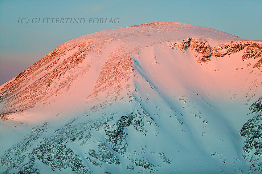 Med telelinse fra Veslfjellet mot Besshøe en januarmorgen.