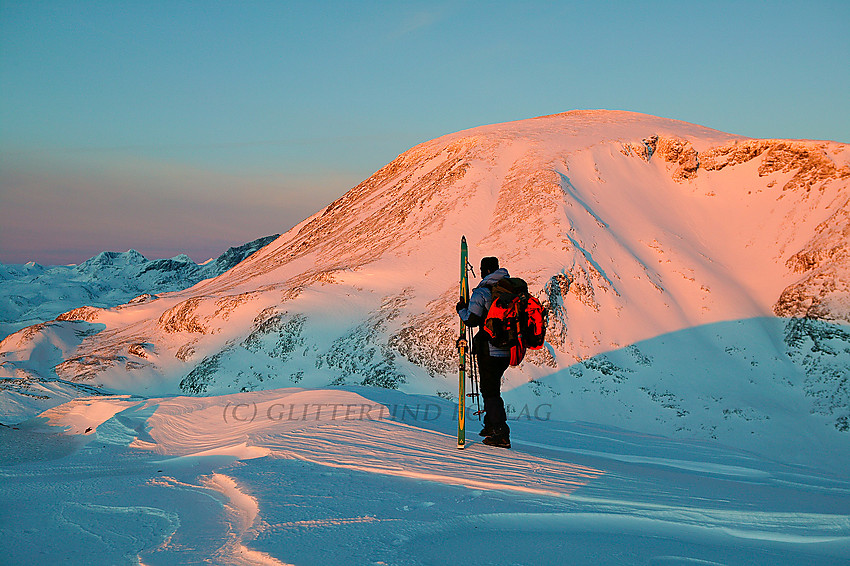 I Vestenden av Veslfjellet med utsikt innover Jotunheimen hvor Besshøe dominerer. Bildet er tatt en januarmorgen.