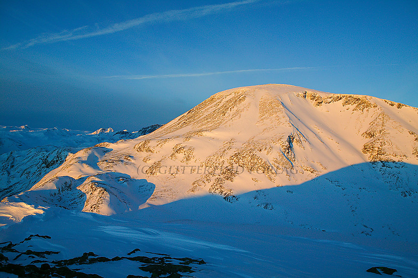 Fra toppen av Besseggen mot Besshøe en tidlig januarmorgen.