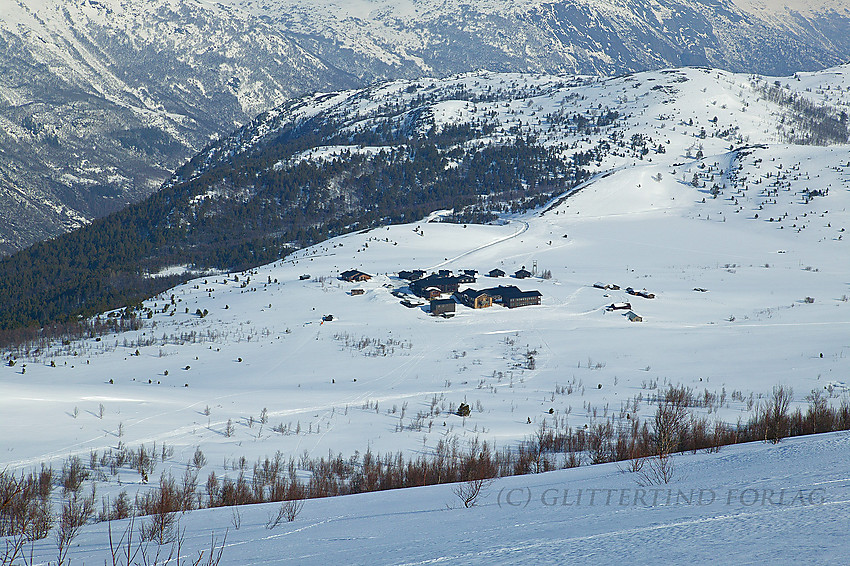 Raubergstulen sett fra liene oppover Ljoslifjellet.