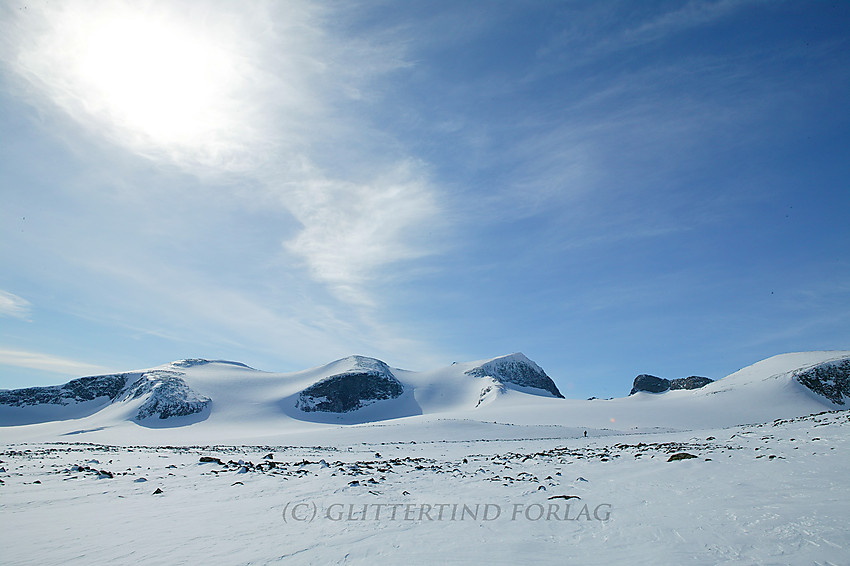 På vei innover Juvflye mot Styggebrean. Svellnose (2272 moh.), Keilhaus Topp (2355 moh.) og Galdhøpiggen (2469 moh.) midt i mot.