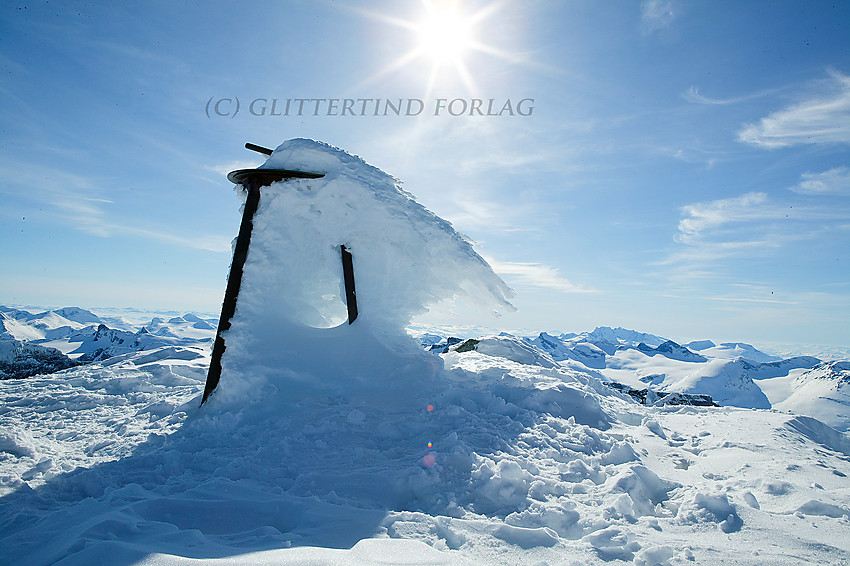 På toppn av Galdhøpiggen med ei nedsnødd sikteskive.