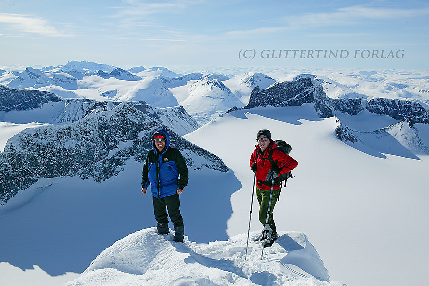 På toppen av Galdhøpiggen. Storjuvbrean, Storjuvtinden (2344 moh.) og Skardstinden (2373 moh.) i den nærmeste bakgrunn.