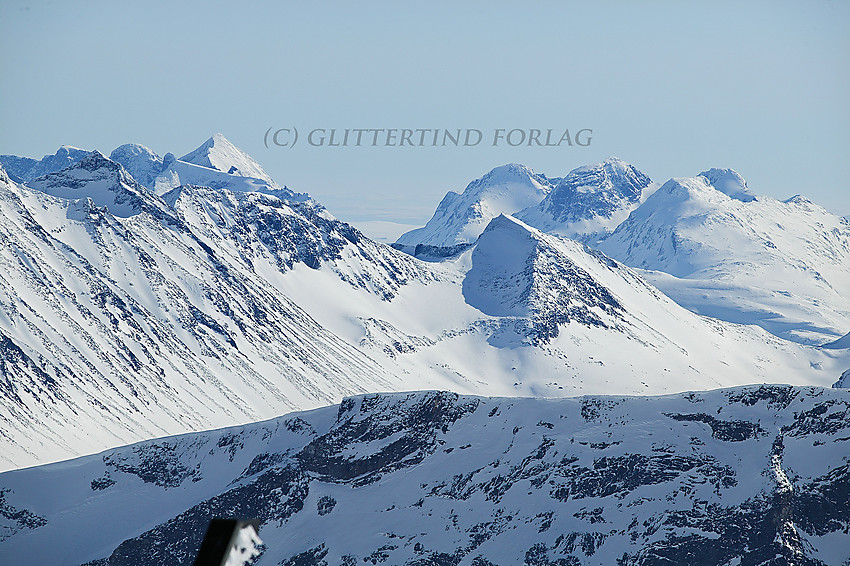Utsikt i sørlig retning fra Galdhøpiggen med telelinse. Blant mange tinder er det Store Knutsholstinden (2341 moh.) som ruver høyest.