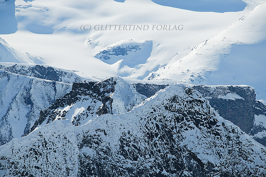 Utsikt med telelinse fra Galdhøpiggen mot Storjuvtinden (2344 moh.) og Ymelstinden (2304 moh.)