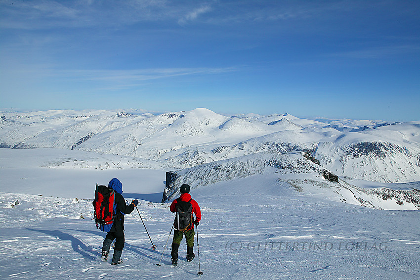 På vei ned fra Galdhøpiggen med Nordøstjotunheimen i synsfeltet. Glittertinden (2464 moh.) med sin hvite såte, er den høyeste toppen der borte.