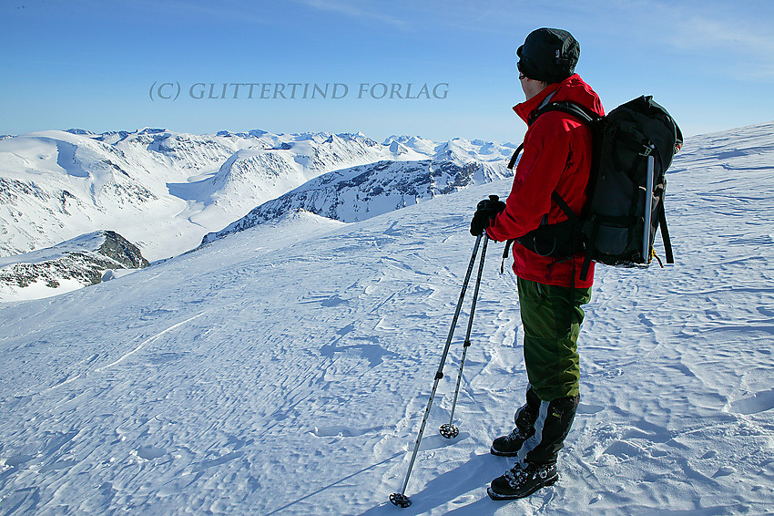 Utsikten nytes like oppunder toppen på Galdhøpiggen en flott vinterdag.