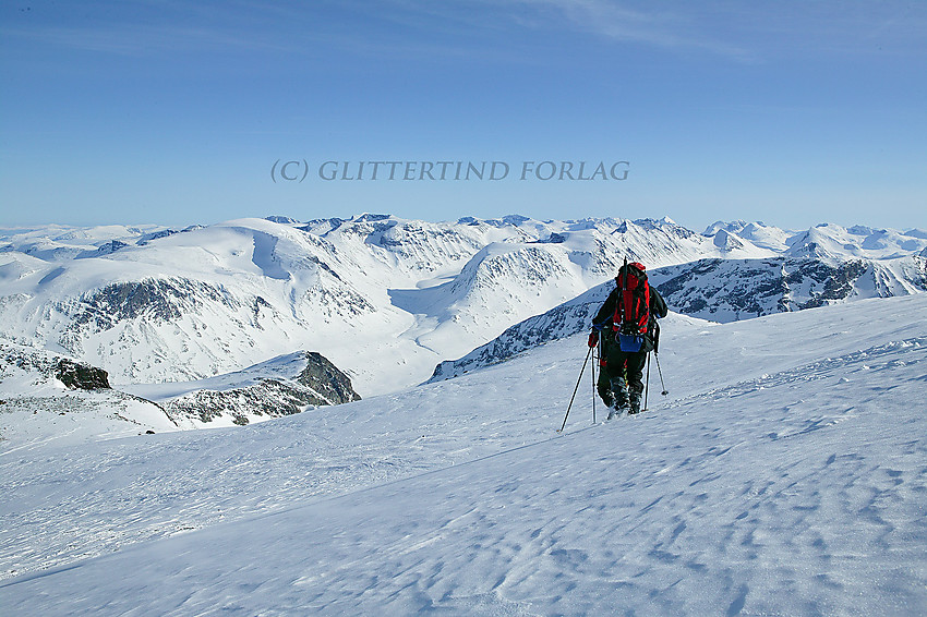 På vei ned fra Galdhøpiggen en flott vinterdag med Jotunheimen "for våre føtter."