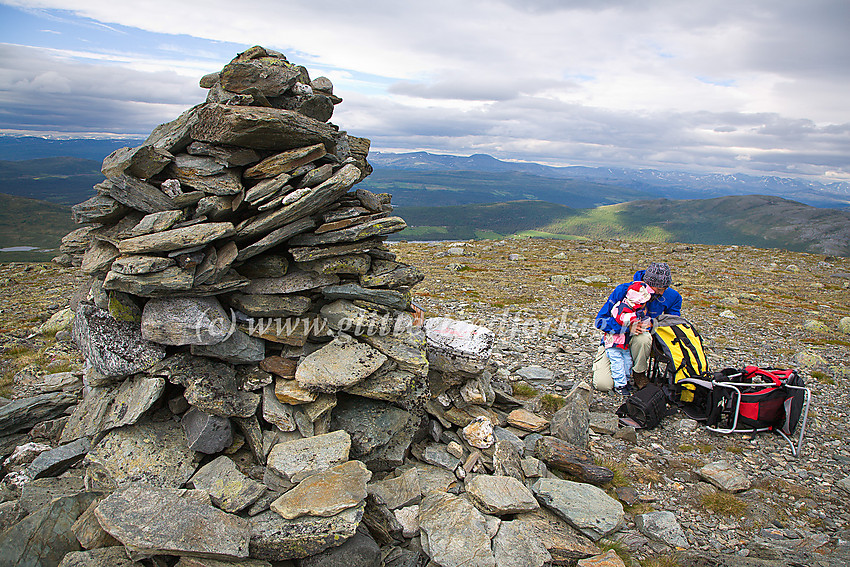 På toppen av Trollhøe (1370 moh.), en flott dagstur i Randsverkområdet med kjempeutsikt i alle retninger.