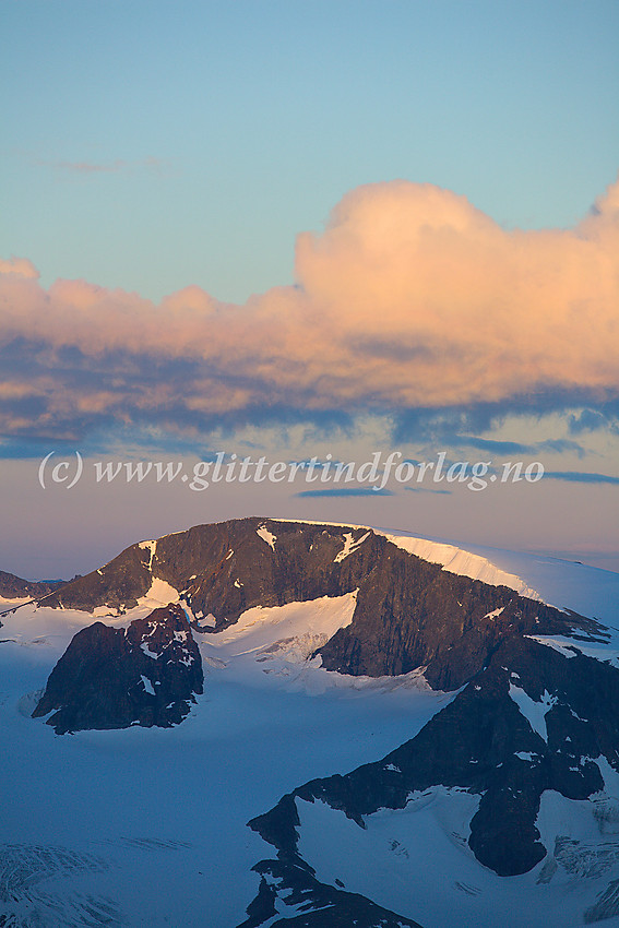 Utsikt i sørvestlig retning med telelinse ved soloppgang en sommermorgen. Leirhøe (2330 moh.) dominerer, med Veobreahesten (2185 moh.) og Veobrean under øststupet.