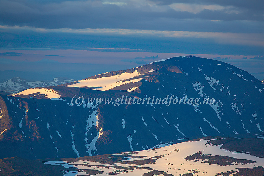 Utsikt fra Glittertinden med telelinse mot Besshøe (2258 moh.) i morgensol.