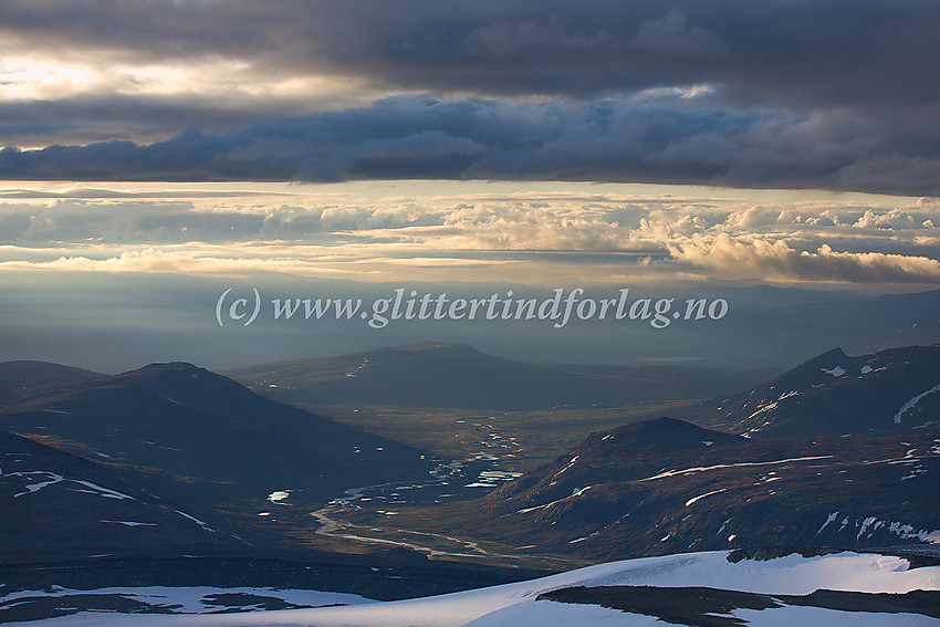 Utsikt østover fra Glittertinden mot Veodalen en sommermorgen.