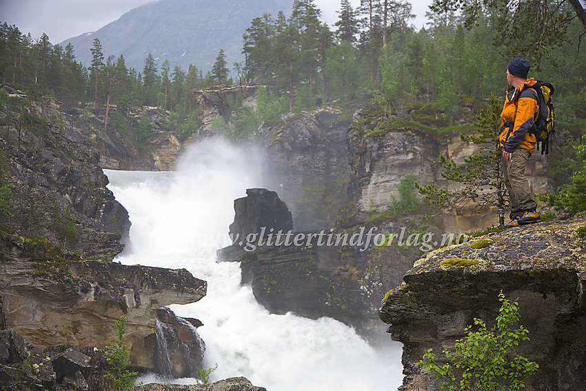 Ved en flomstor Sjoa en sommerdal, like ovenfor Ridderspranget.