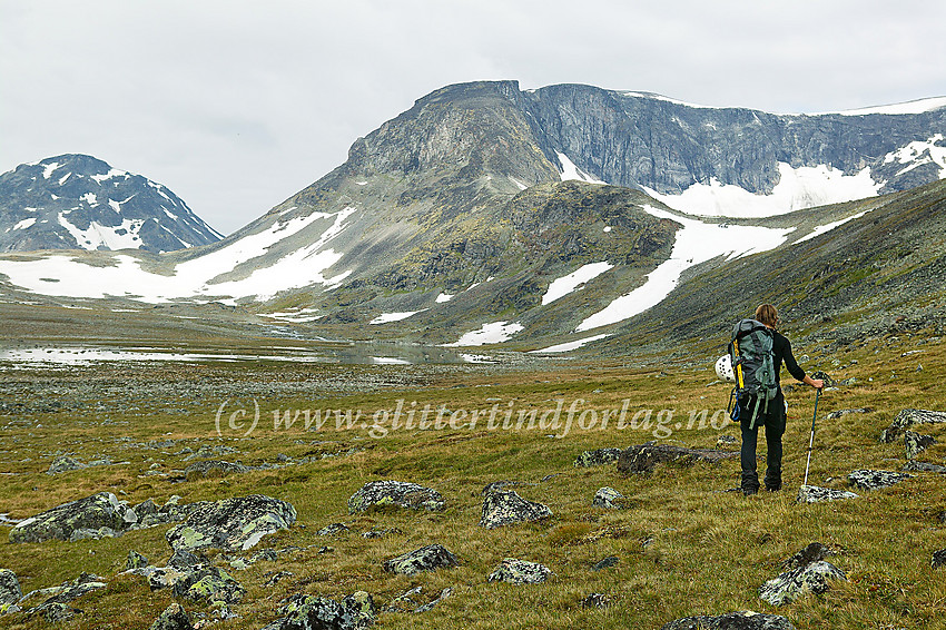 I Trollsteinkvelven en heller grå sommerdag. Søre Trollsteinhøe (2161 moh.) midt i mot og Svartholshøe i bakgrunnen til venstre.