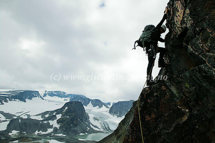 Klatring opp østeggen på Søre Trollsteinhøe. I baklgrunnen ses Grotbrean, litt av Trollsteintjønne, Grotbreahesten (2018 moh.) og en del av de andre toppene som omkranser Grotbrean.