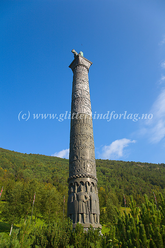 Sagasøyla, et ruvende monument som står oppført ved Elvesæter i Leirdalen.