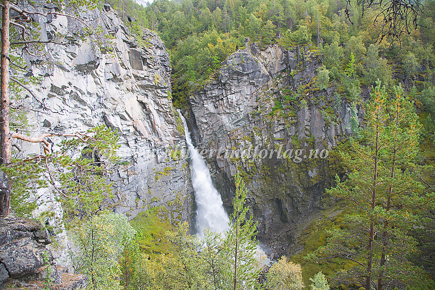 Storjuvfossen, ganske bortgjemt, men flott og imponerende vannfall ut mot Leirdalen.