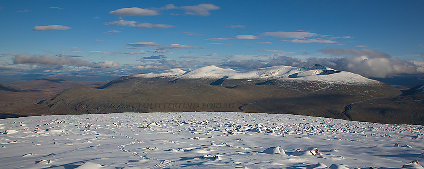 Fra Glittertindens østrygg med utsikt mot Veodalen, Stornubben (2174 moh.) og Nautgardstinden (2258 moh.)