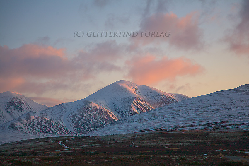 Storronden (2138 moh.) sett fra parkeringsplassen ved Spranghaugen en tidlig høstmorgen. Vinjeronden (2044 moh.) kan anes til høyre i bildet.