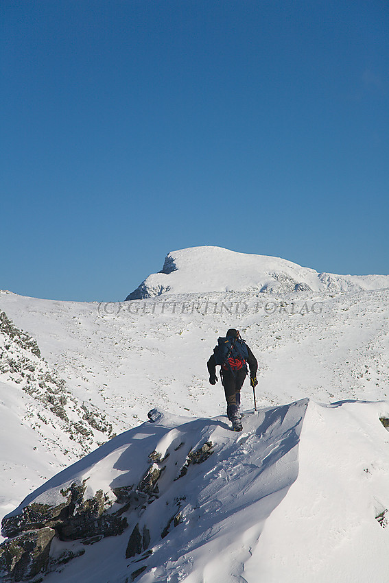 På vei oppover ryggen mot Veslesmeden (2015 moh.) fra Storsmeden. I bakgrunnen ruver Rondslottet (2178 moh.)