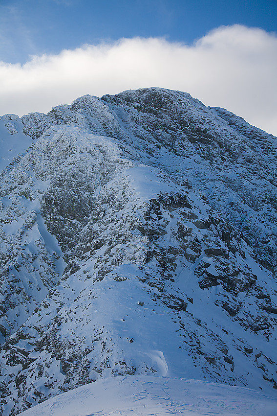 Den bratte øst- til nordøstryggen på Storsmeden (2015 moh.). Selve toppen på Storsmeden er utenfor venstre bildekant.