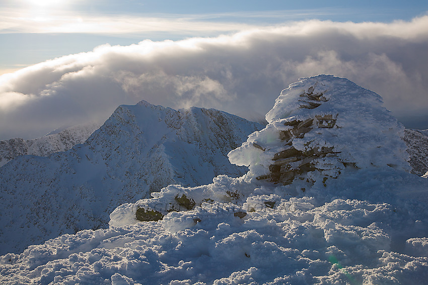 På toppen av Veslesmeden (2015 moh.) med Storsmeden (2016 moh.) i bakgrunnen.