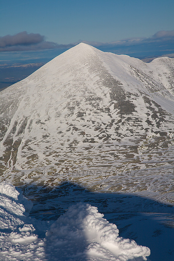 Utsikt fra Veslesmeden mot Digerronden, en mektig steinpyramide i Rondane.