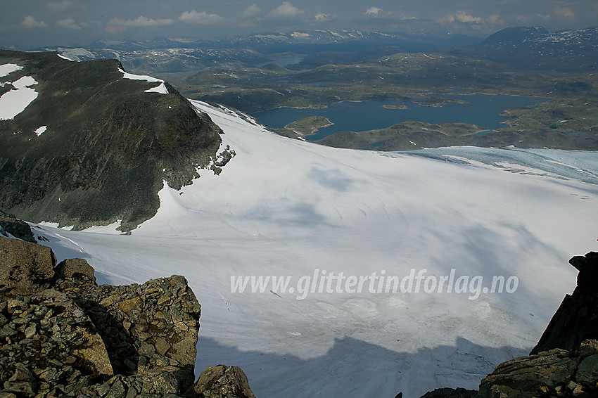 Fra Fannaråken med utsikt nordover ned på breen og videre mot Sognefjellet med Prestesteinsvatnet. Til venstre ses Steindalsnosi.