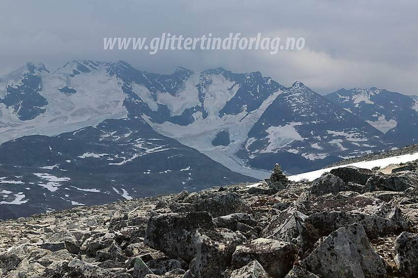 På ruta ned fra Fannaråken mot Keisarpasset med Styggedals- og Skagastølsryggen i bakgrunnen.