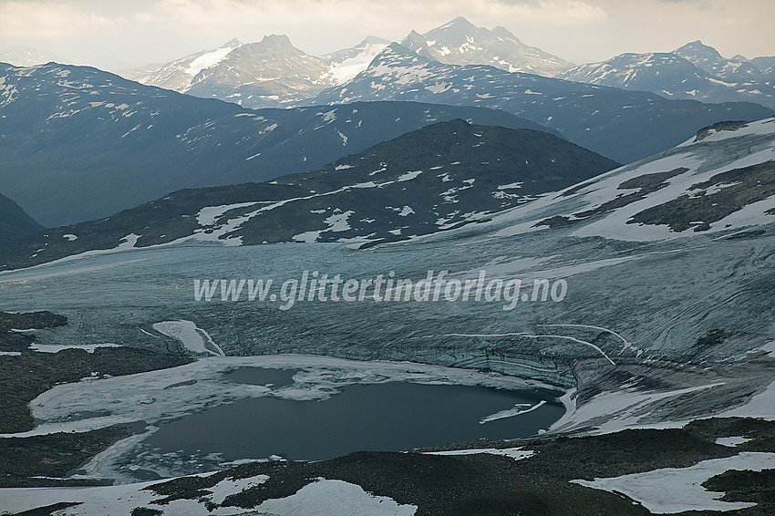 Ved nedstigningen fra Fannaråken mot Keisarpasset med utsikt innover Jotunheimen. Sagi (til venstre) og Uranostinden (til høyre) ses sentralt i bakgrunnen. I forgrunnen dominerer Kongsdalsbreen med det litt spesielle brevannet, som en gang var helt omsluttet av breen.