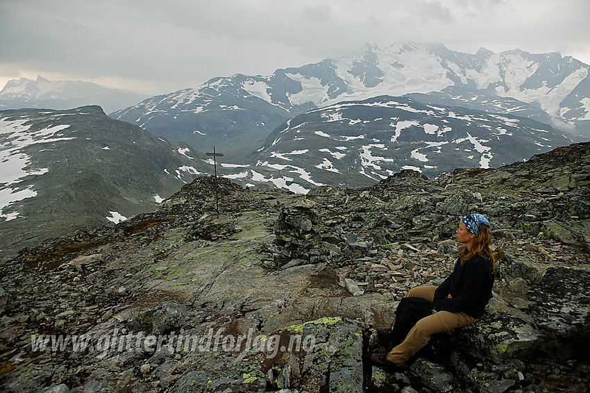 På ruta ned fra Fannaråken mot Keisarpasset med Styggedals- og Skagastølsryggen i bakgrunnen.