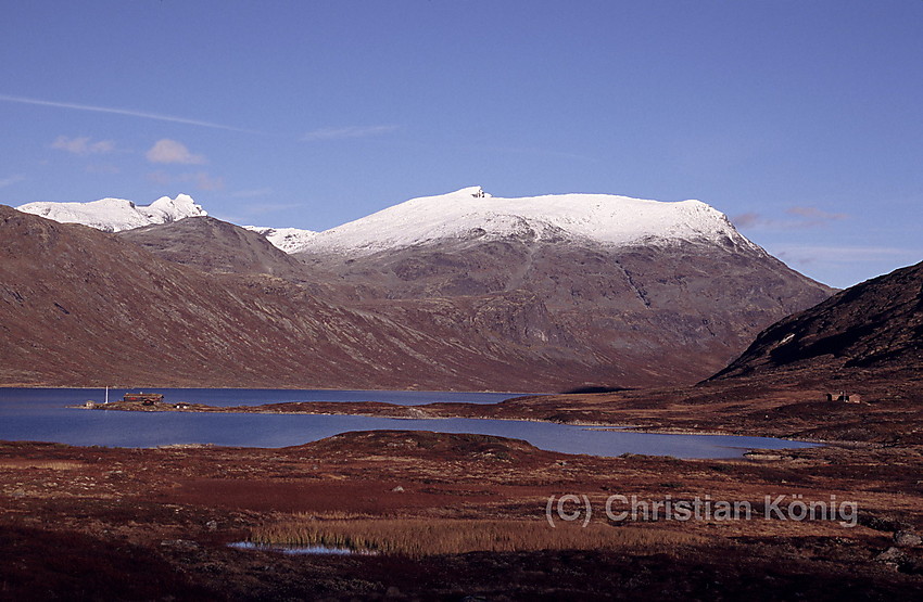 Galdeberget with its 2000m top Galdebergtinden rises up above lake Bygdin. To the left Slettmarkkampen and Slettmarkpiggen are also visible.