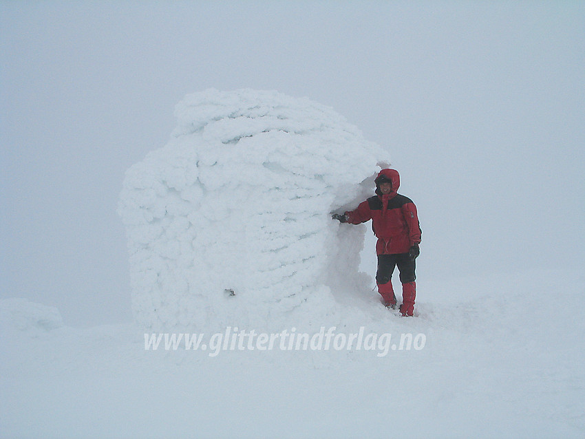 På toppen av Rondslottet (2178 moh) med den store varden kledd i snøglasur. Sikten er imidlertid heller laber.