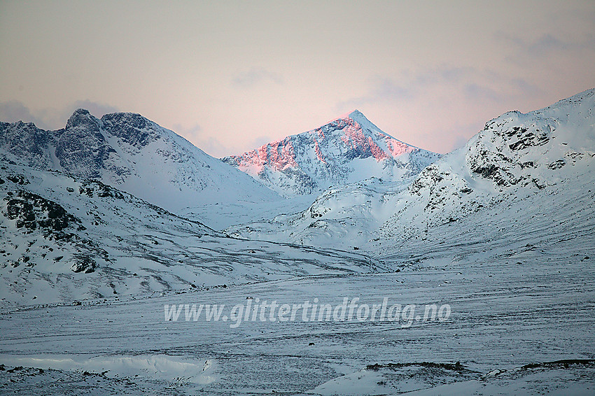 Fra rv 51 nord for Valdresflye en novembermorgen idet sola sender sine første stråler mot Kvitskardtinden (2193 moh).