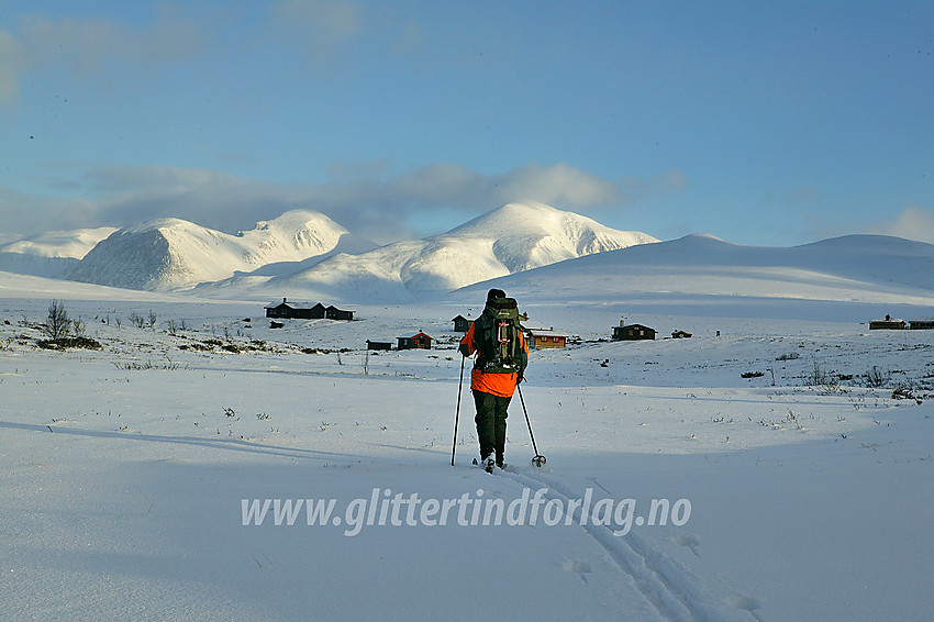 På toppen av Tjønnbakken, på vei innover mot hjerte av Rondane. Den siste hyttegrenda passeres snart. I bakgrunnen ses bl.a. Vinjeronden (2044 moh) og Storronden (2138 moh).